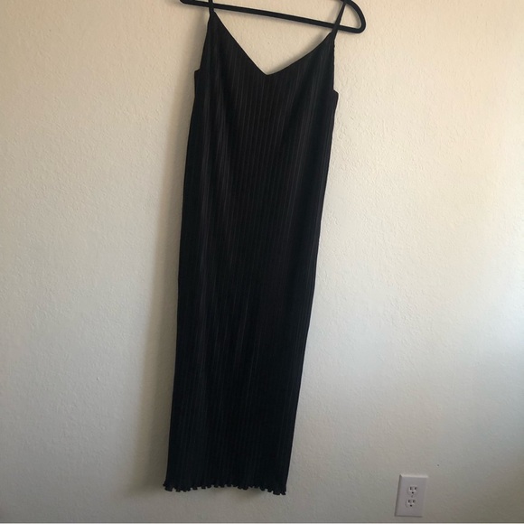 Astr Pleated MIDI Dress in Black (Small) - Picture 4 of 5